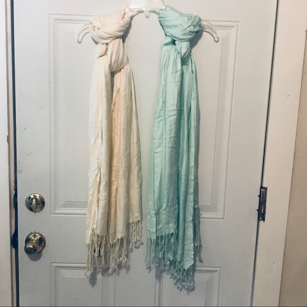 NWT 2 Scarf Bundle 🧣